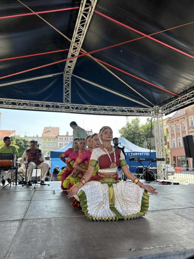  Hinduski taniec i muzyka na ząbkowickim rynku