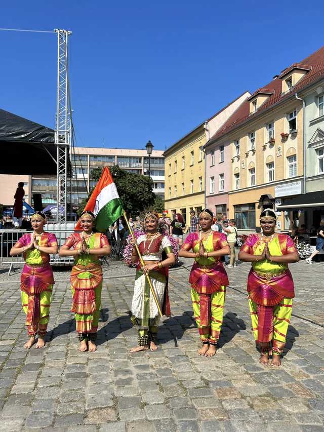  Hinduski taniec i muzyka na ząbkowickim rynku