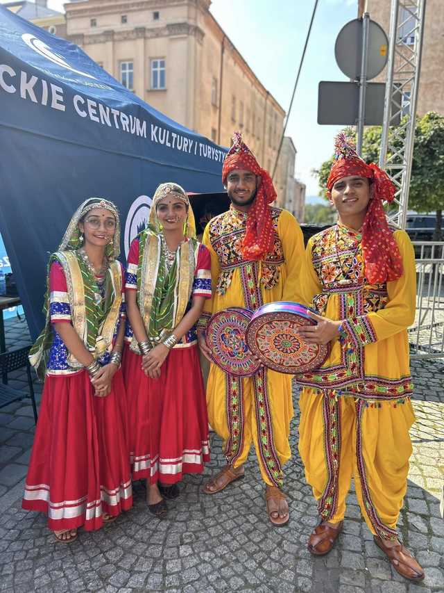  Hinduski taniec i muzyka na ząbkowickim rynku