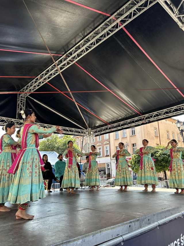  Hinduski taniec i muzyka na ząbkowickim rynku