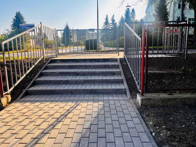 Dwa przedszkola w jednym budynku, nowy parking przed Małą Jedynką w Kamieńcu Ząbkowickim