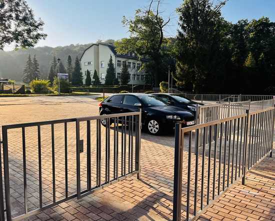Dwa przedszkola w jednym budynku, nowy parking przed Małą Jedynką w Kamieńcu Ząbkowickim
