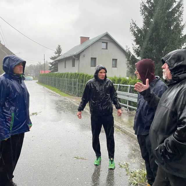 Wzrost poziomu wód w Jadkowej i Budzówce, ewakuacje w Olbrachcicach i zalane drogi. Ciężka noc w Ząbkowicach Śląskich
