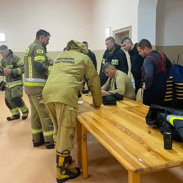 Wzrost poziomu wód w Jadkowej i Budzówce, ewakuacje w Olbrachcicach i zalane drogi. Ciężka noc w Ząbkowicach Śląskich