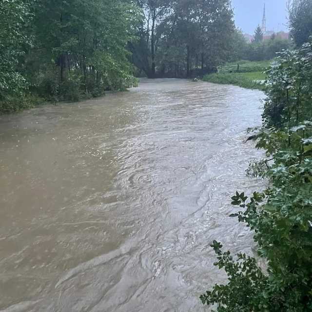 Wzrost poziomu wód w Jadkowej i Budzówce, ewakuacje w Olbrachcicach i zalane drogi. Ciężka noc w Ząbkowicach Śląskich
