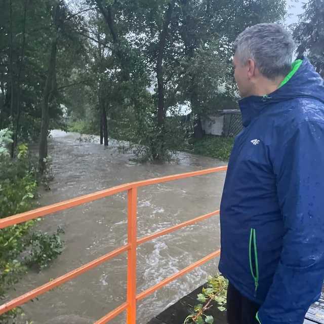 Wzrost poziomu wód w Jadkowej i Budzówce, ewakuacje w Olbrachcicach i zalane drogi. Ciężka noc w Ząbkowicach Śląskich