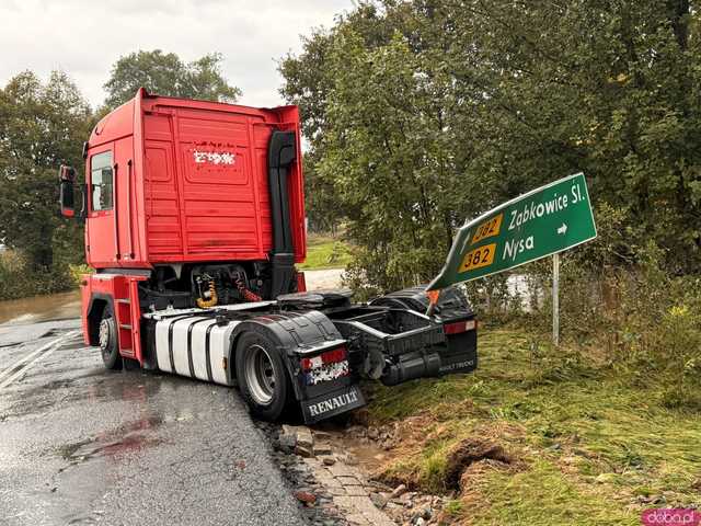 [FOTO] Samochód zawisł na drzewie, ciężarówka zsunęła się do rowu