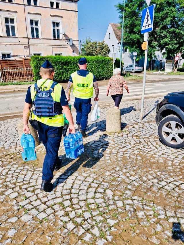 Bydgoscy policjanci wspierają Powiat Ząbkowicki w walce ze skutkami powodzi