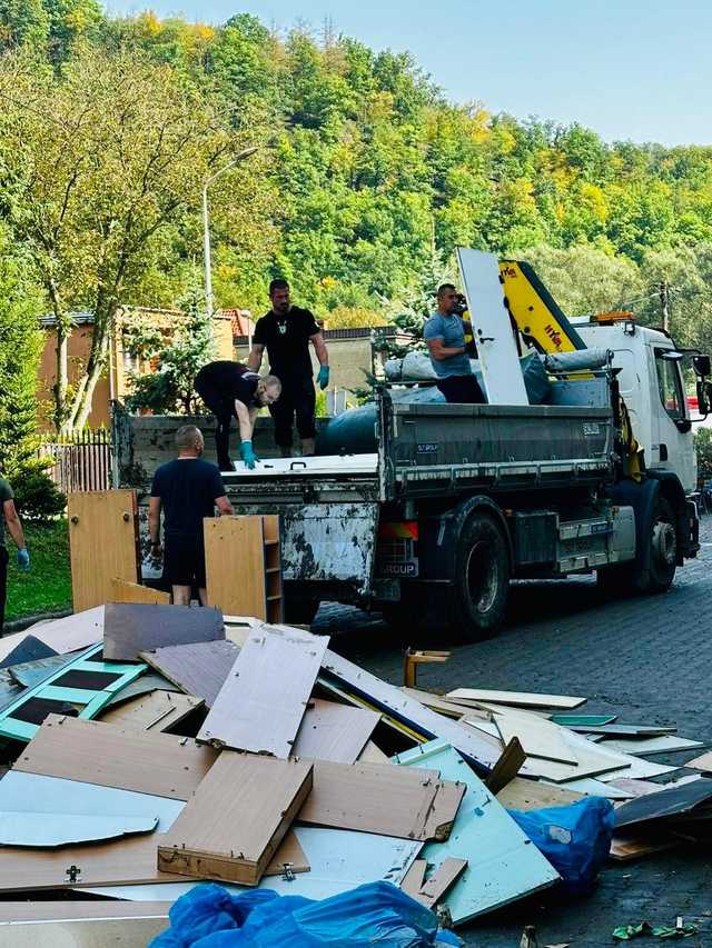 Bydgoscy policjanci wspierają Powiat Ząbkowicki w walce ze skutkami powodzi
