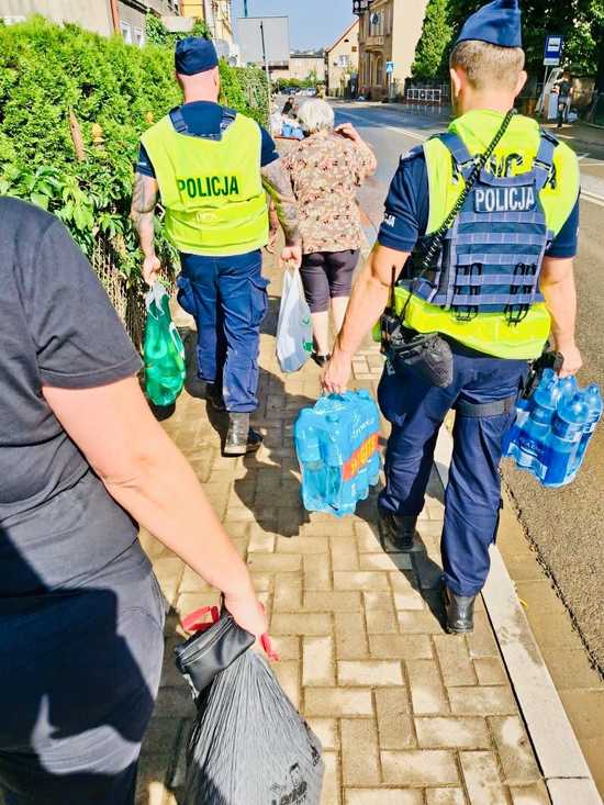 Bydgoscy policjanci wspierają Powiat Ząbkowicki w walce ze skutkami powodzi
