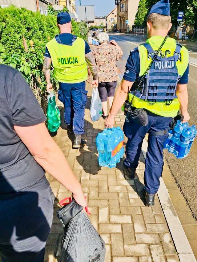 Bydgoscy policjanci wspierają Powiat Ząbkowicki w walce ze skutkami powodzi