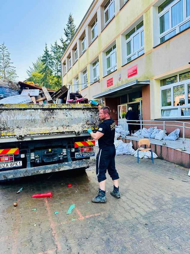 Bydgoscy policjanci wspierają Powiat Ząbkowicki w walce ze skutkami powodzi