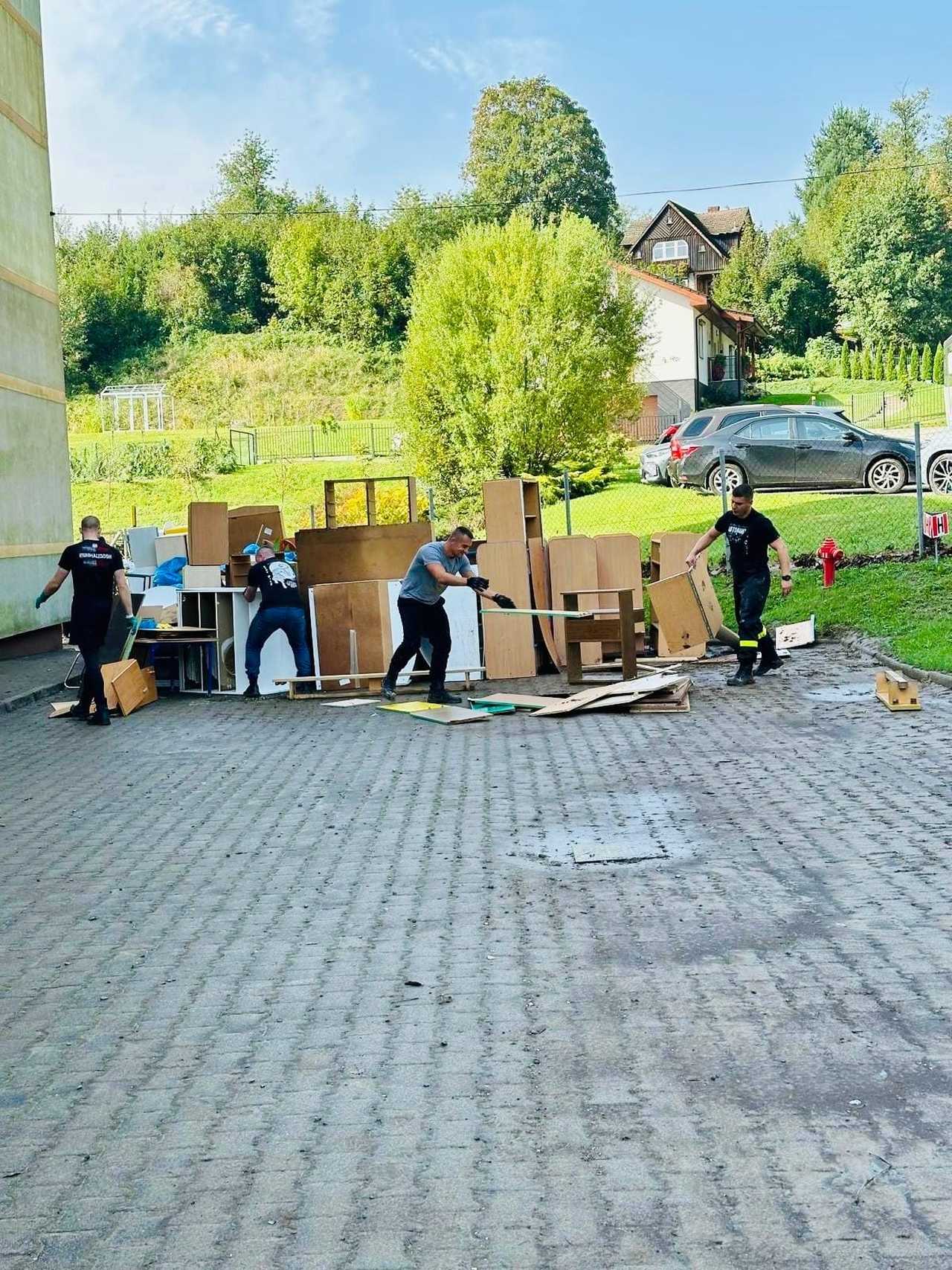 Bydgoscy policjanci wspierają Powiat Ząbkowicki w walce ze skutkami powodzi