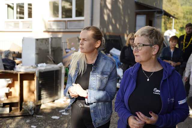 Ministra Edukacji Narodowej odwiedziła Zespół Szkolno-Przedszkolny im. KEN w Bardzie