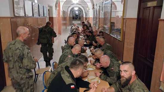 Żołnierze Wojsk Obrony Terytorialnej w Zespole Szkół Zawodowych w Ząbkowicach Śląskich