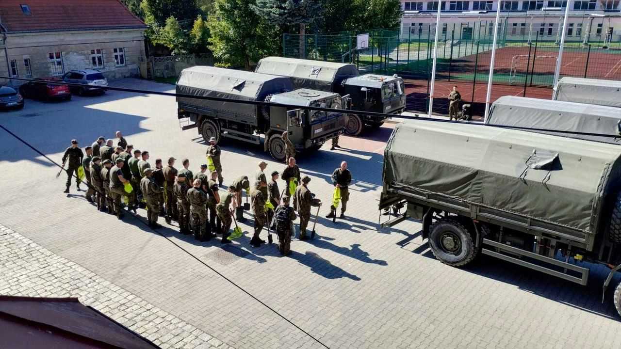 Żołnierze Wojsk Obrony Terytorialnej w Zespole Szkół Zawodowych w Ząbkowicach Śląskich
