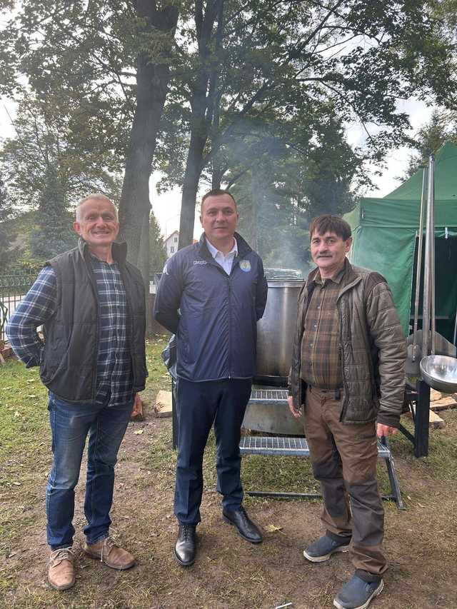 [FOTO] Pomoc po powodzi w Kamieńcu Ząbkowickim – oczyszczanie rzeki, wsparcie przedsiębiorców i mieszkańców