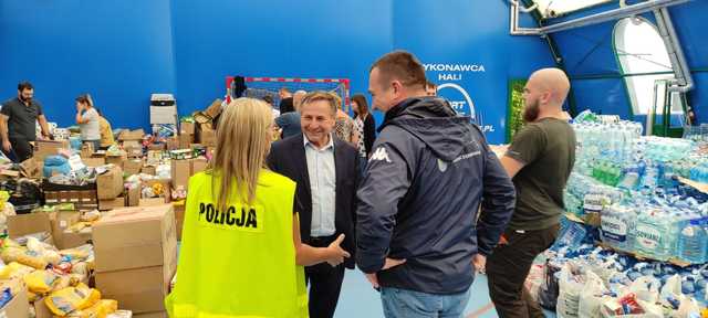 [FOTO] Pomoc po powodzi w Kamieńcu Ząbkowickim – oczyszczanie rzeki, wsparcie przedsiębiorców i mieszkańców