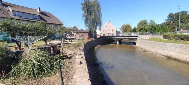 [FOTO] Pomoc po powodzi w Kamieńcu Ząbkowickim – oczyszczanie rzeki, wsparcie przedsiębiorców i mieszkańców
