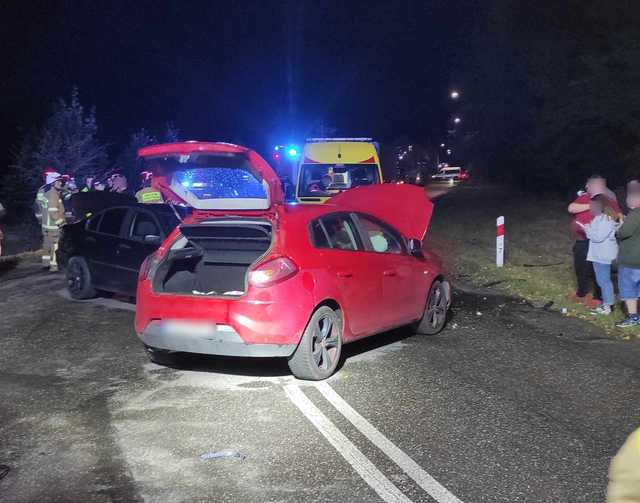 [FOTO] Zderzenie dwóch samochodów osobowych w Kamieńcu Ząbkowickim. Na miejscu ruch wahadłowy