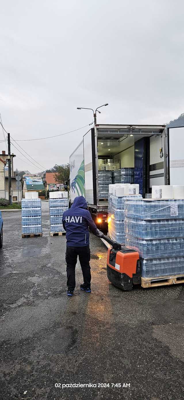 [FOTO] Wciąż docierają kolejne dostawy darów dla powodzian z Gminy Bardo
