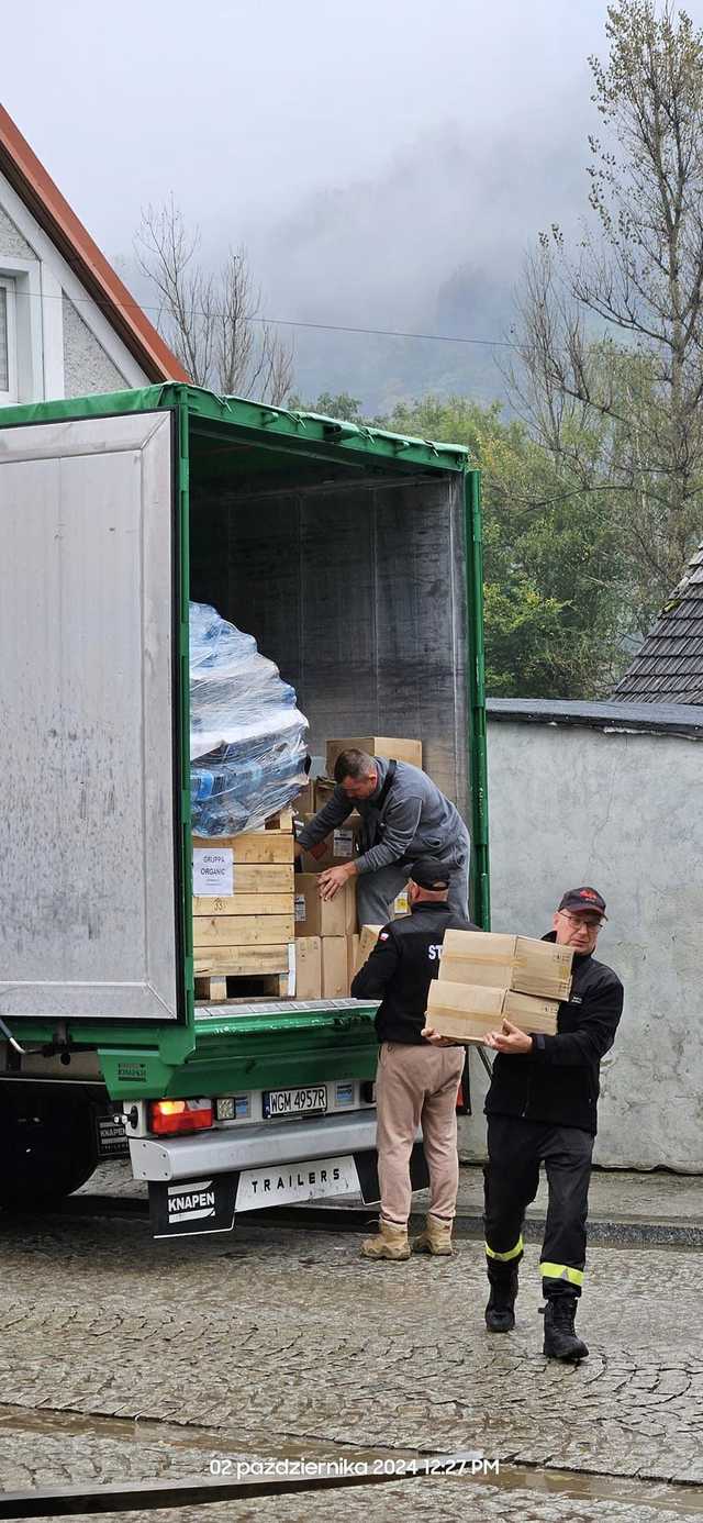 [FOTO] Wciąż docierają kolejne dostawy darów dla powodzian z Gminy Bardo