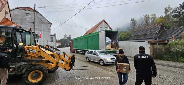 [FOTO] Wciąż docierają kolejne dostawy darów dla powodzian z Gminy Bardo