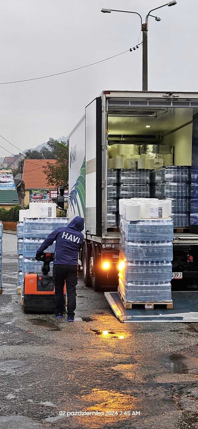 [FOTO] Wciąż docierają kolejne dostawy darów dla powodzian z Gminy Bardo