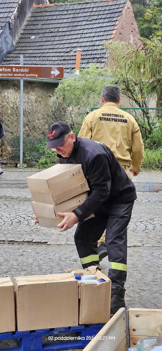 [FOTO] Wciąż docierają kolejne dostawy darów dla powodzian z Gminy Bardo