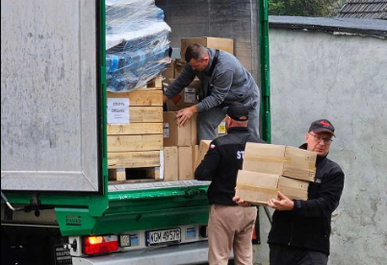 [FOTO] Wciąż docierają kolejne dostawy darów dla powodzian z Gminy Bardo