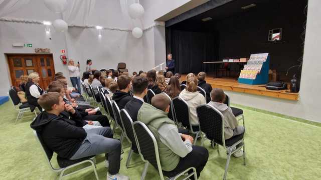 [FOTO] Inspirujące spotkanie młodzieży z Markiem Michalakiem. Międzynarodowy Dzień Bez Przemocy