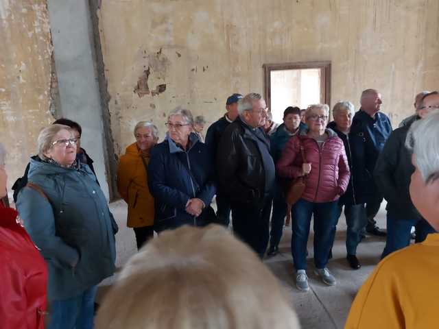 [FOTO] Kamieniecki Klub Seniora odwiedził Zamek Sarny i zakończył sezon tradycyjnym posiłkiem pstrąga