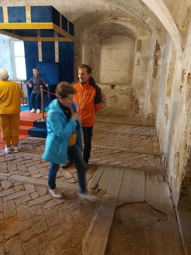 [FOTO] Kamieniecki Klub Seniora odwiedził Zamek Sarny i zakończył sezon tradycyjnym posiłkiem pstrąga