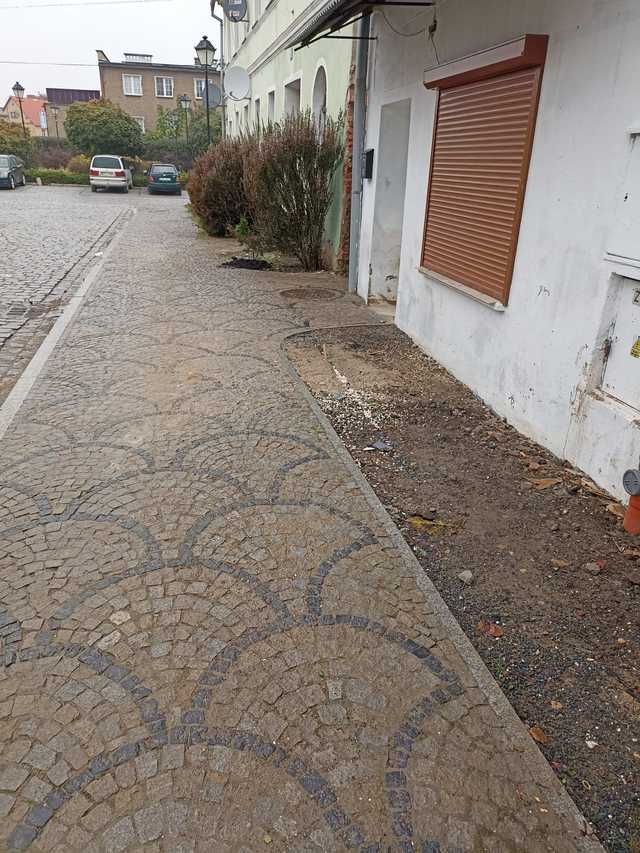 [FOTO] Kamieniec Ząbkowicki w walce o normalność – dezynfekcja cmentarza, porządkowanie miasta i wsparcie po powodzi