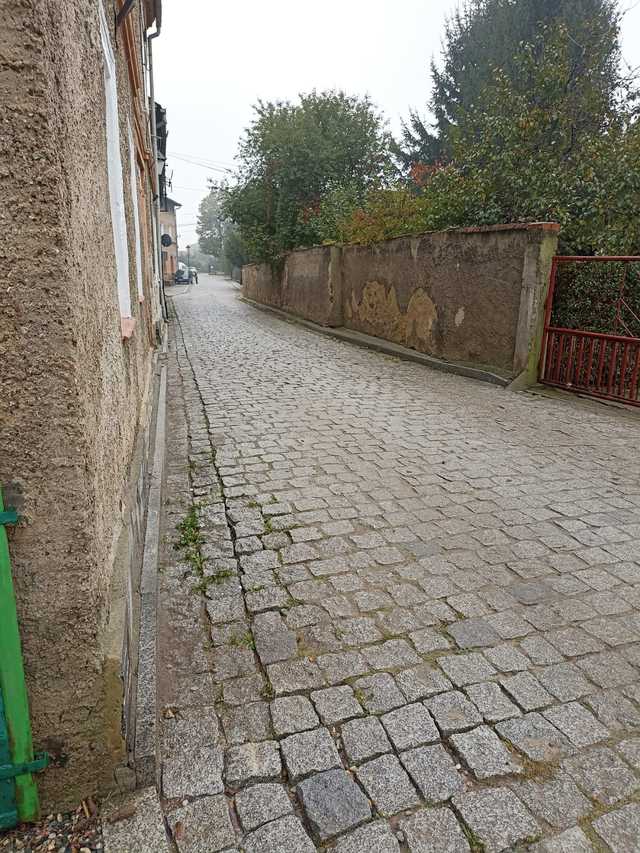 [FOTO] Kamieniec Ząbkowicki w walce o normalność – dezynfekcja cmentarza, porządkowanie miasta i wsparcie po powodzi