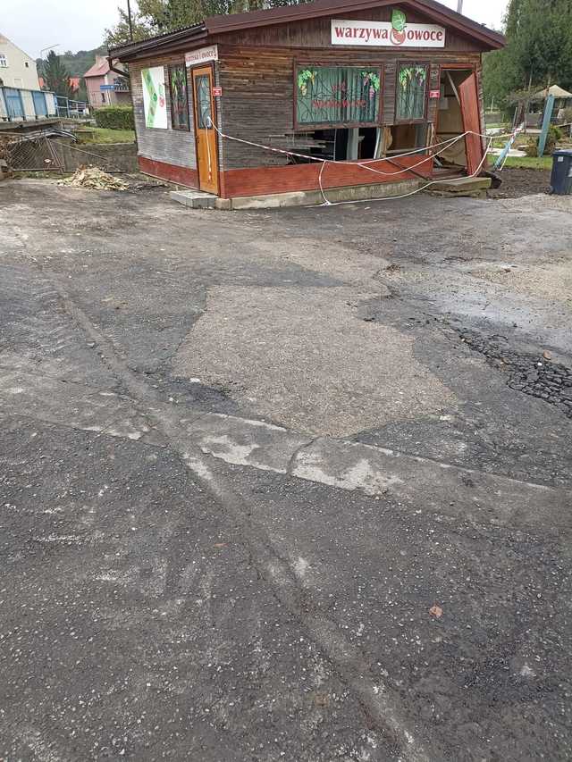 [FOTO] Kamieniec Ząbkowicki w walce o normalność – dezynfekcja cmentarza, porządkowanie miasta i wsparcie po powodzi