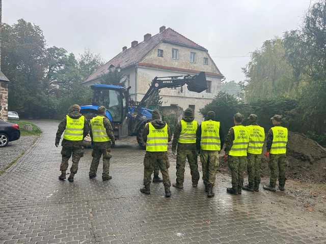 [FOTO] Kamieniec Ząbkowicki w walce o normalność – dezynfekcja cmentarza, porządkowanie miasta i wsparcie po powodzi