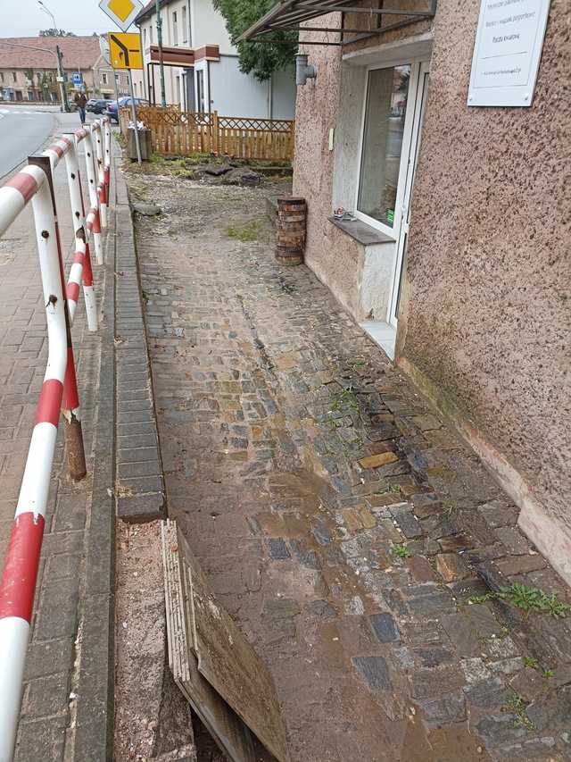 [FOTO] Kamieniec Ząbkowicki w walce o normalność – dezynfekcja cmentarza, porządkowanie miasta i wsparcie po powodzi