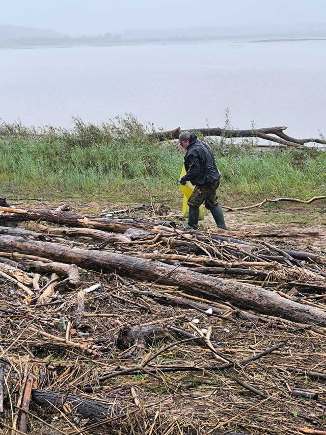 [FOTO] Kamieniec Ząbkowicki w walce o normalność – dezynfekcja cmentarza, porządkowanie miasta i wsparcie po powodzi