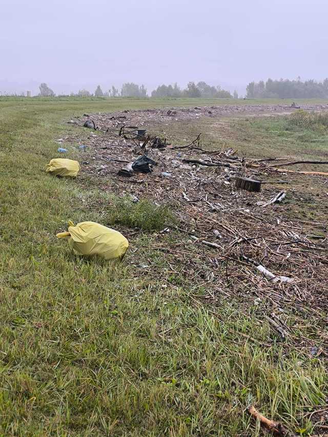 [FOTO] Kamieniec Ząbkowicki w walce o normalność – dezynfekcja cmentarza, porządkowanie miasta i wsparcie po powodzi