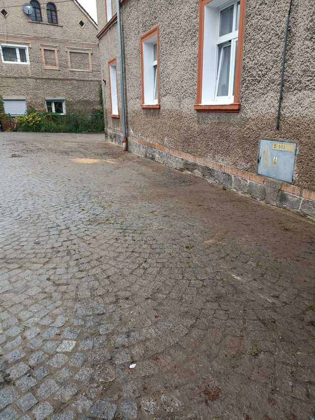 [FOTO] Kamieniec Ząbkowicki w walce o normalność – dezynfekcja cmentarza, porządkowanie miasta i wsparcie po powodzi