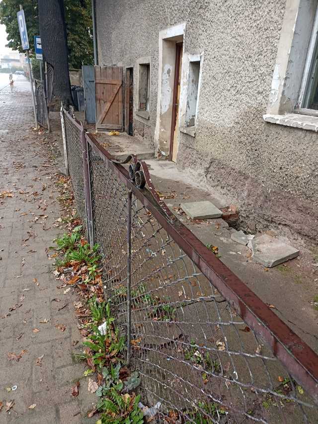 [FOTO] Kamieniec Ząbkowicki w walce o normalność – dezynfekcja cmentarza, porządkowanie miasta i wsparcie po powodzi