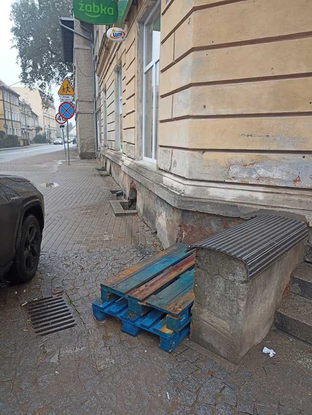 [FOTO] Kamieniec Ząbkowicki w walce o normalność – dezynfekcja cmentarza, porządkowanie miasta i wsparcie po powodzi