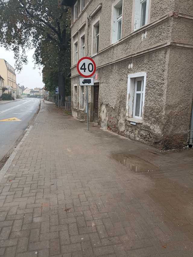 [FOTO] Kamieniec Ząbkowicki w walce o normalność – dezynfekcja cmentarza, porządkowanie miasta i wsparcie po powodzi