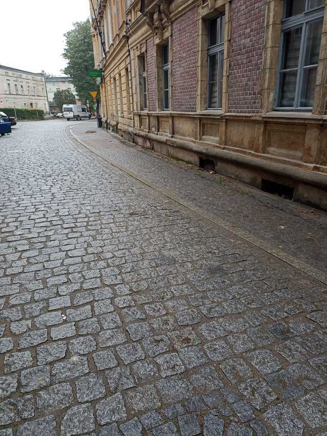 [FOTO] Kamieniec Ząbkowicki w walce o normalność – dezynfekcja cmentarza, porządkowanie miasta i wsparcie po powodzi