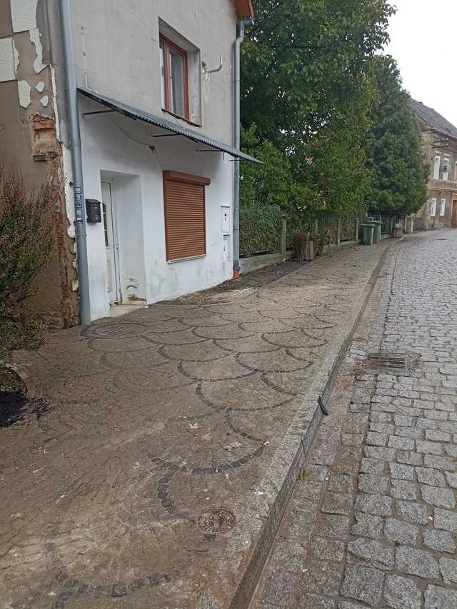 [FOTO] Kamieniec Ząbkowicki w walce o normalność – dezynfekcja cmentarza, porządkowanie miasta i wsparcie po powodzi