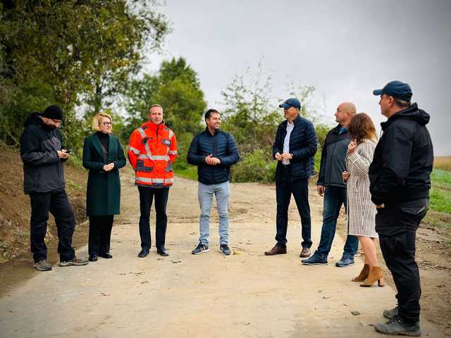 [FOTO] Pierwszy etap budowy drogi łączącej Osinę Małą z Osiną Wielką został zakończony: Gmina Ziębice inwestuje w infrastrukturę