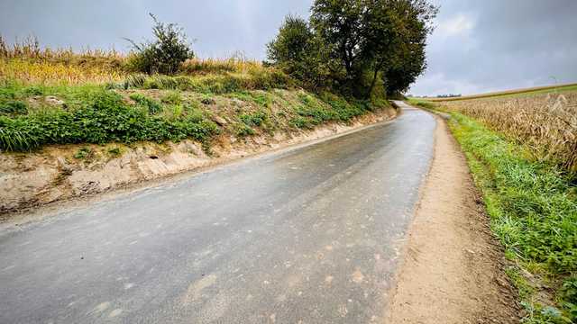 [FOTO] Pierwszy etap budowy drogi łączącej Osinę Małą z Osiną Wielką został zakończony: Gmina Ziębice inwestuje w infrastrukturę