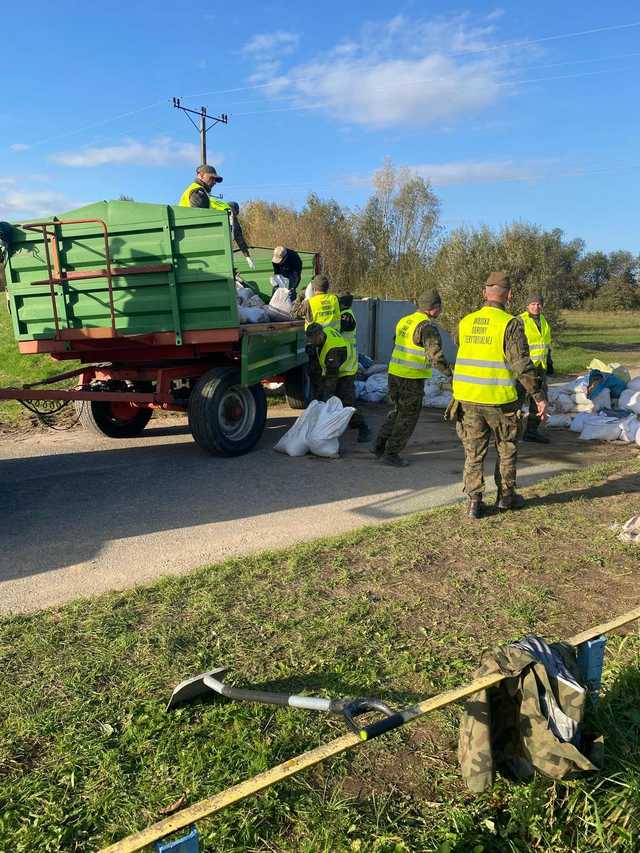 [FOTO] Żołnierze WOT pomagają w usuwaniu skutków powodzi w Kamieńcu Ząbkowickim
