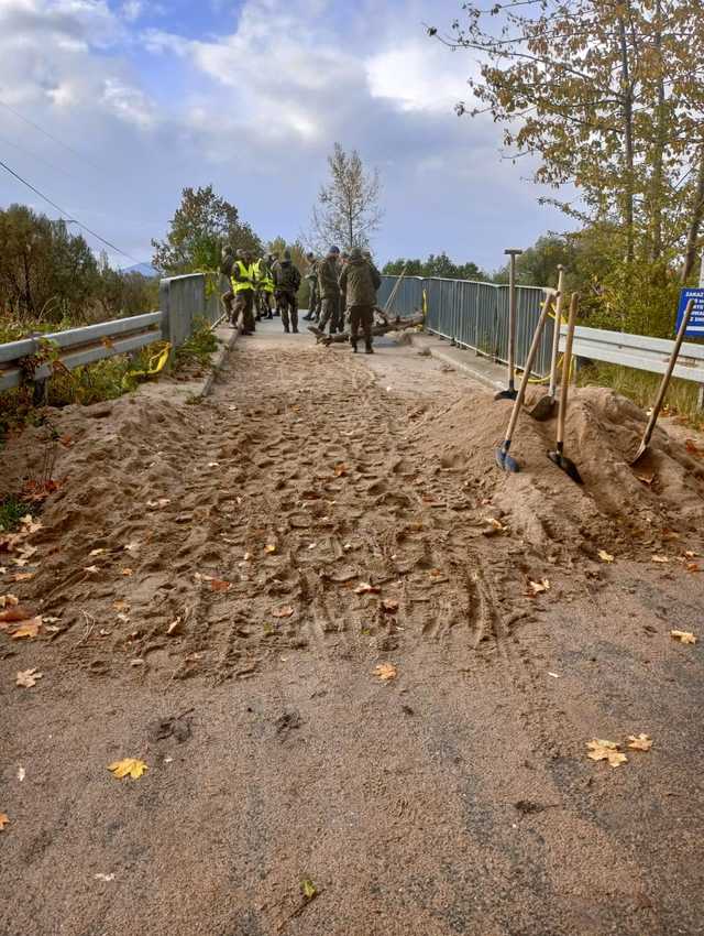 [FOTO] Żołnierze WOT pomagają w usuwaniu skutków powodzi w Kamieńcu Ząbkowickim